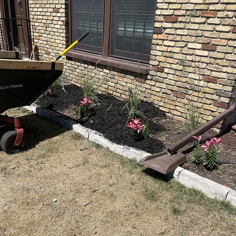 Lawn-Maintenance-7 Signature Lawns adding new mulch to a flower bed